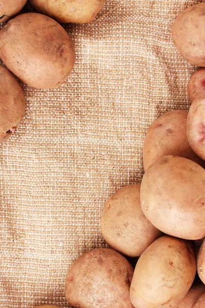 Čerstvé brambory na pytlovina closeup — Stock fotografie