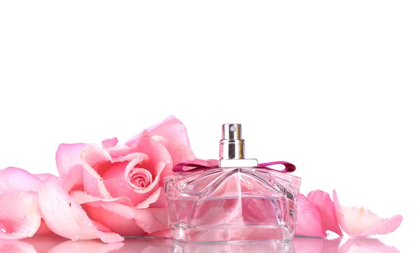 Бутылка духов и розовая роза на розовом — стоковое фото