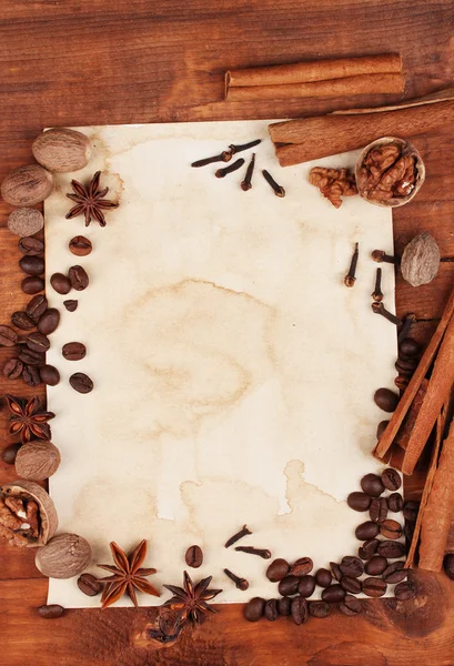 レシピ、スパイス木のテーブルのための古い紙 — ストック写真