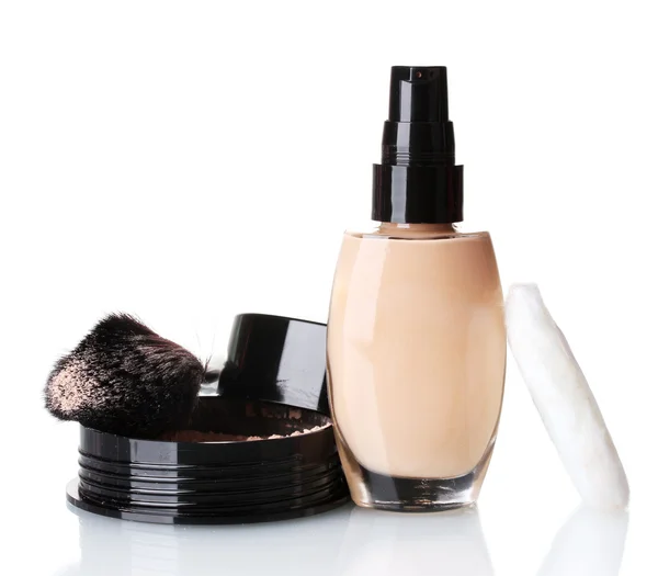 Base líquida cosmética con polvo sobre blanco — Foto de Stock