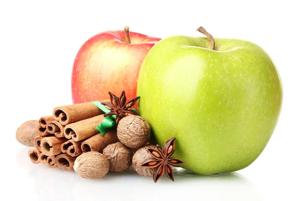 シナモンスティック、リンゴ、ナツメグ、白で隔離されるアニス — ストック写真
