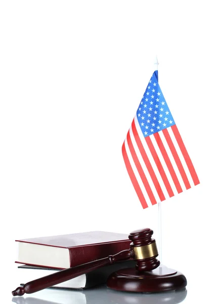Richtergabel, Bücher und amerikanische Flagge isoliert auf weiß — Stockfoto