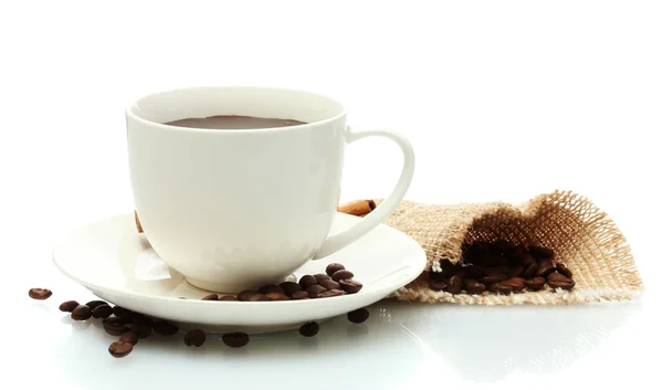 Tasse Kaffee und Bohnen isoliert auf weiß — Stockfoto