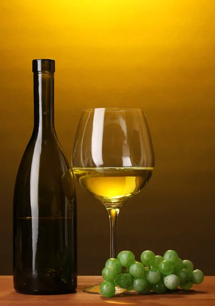 葡萄酒瓶和棕色背景上的木桌上的酒杯的组成 — 图库照片