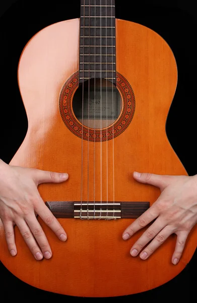 Gitara w rękach na czarnym tle — Zdjęcie stockowe