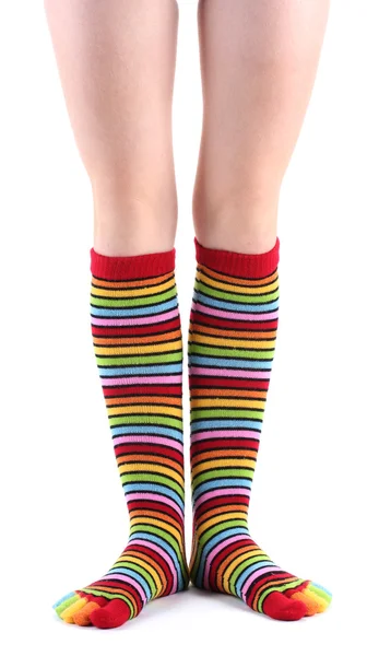 Vrouwelijke benen in kleurrijke gestreepte sokken geïsoleerd op wit — Stockfoto