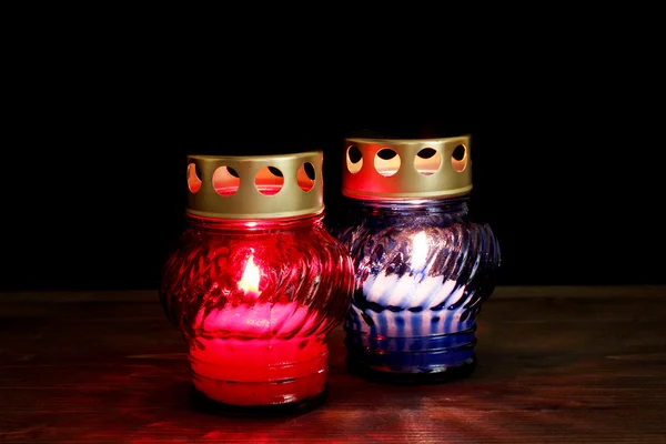 Lanterna de memória com velas na mesa de madeira no fundo cinza — Fotografia de Stock