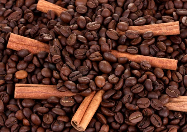 Koffiebonen en kaneel close-up — Stockfoto