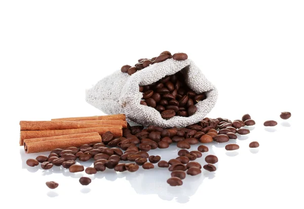 Granos de café en saco de lona aislado en blanco — Foto de Stock