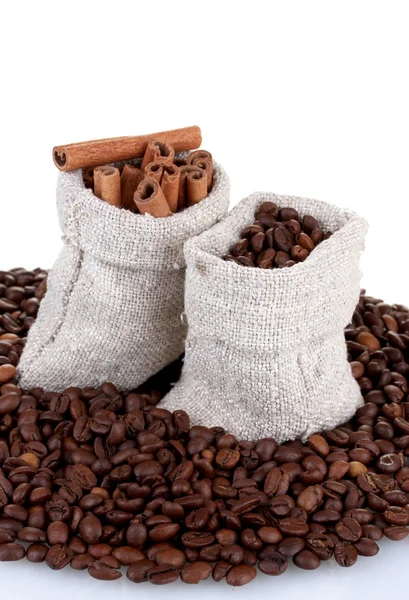 Koffiebonen en kaneel in doek zakken geïsoleerd op wit — Stockfoto