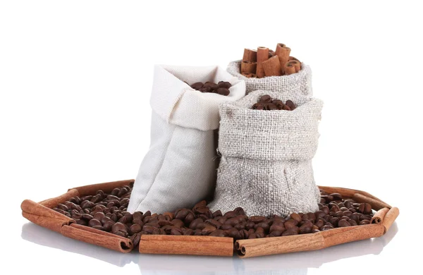Grãos de café e canela em sacos de lona isolados em branco — Fotografia de Stock