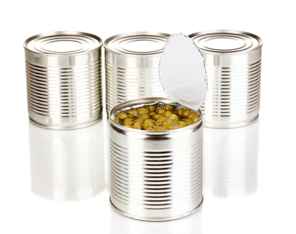 打开的豌豆和白色上孤立的封闭的罐锡罐 — 图库照片