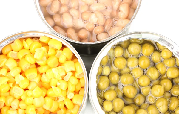 Offene Blechdosen mit Mais, Bohnen und Erbsen in Großaufnahme isoliert auf weiß — Stockfoto