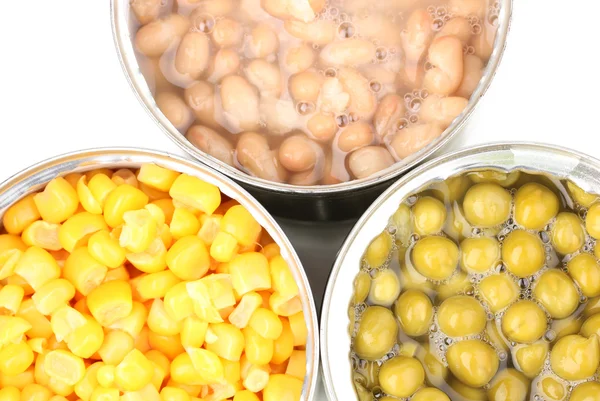 Latas abiertas de maíz, frijoles y guisantes aisladas sobre blanco —  Fotos de Stock