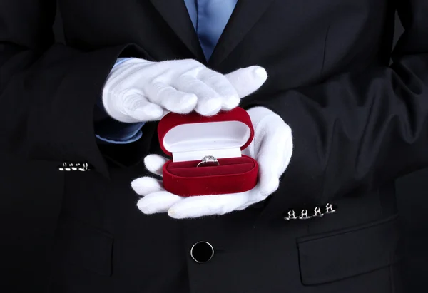 Manos de hombre sosteniendo anillo en caja — Foto de Stock