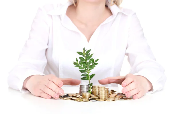 Žena ruce s mincí a rostlin — Stock fotografie