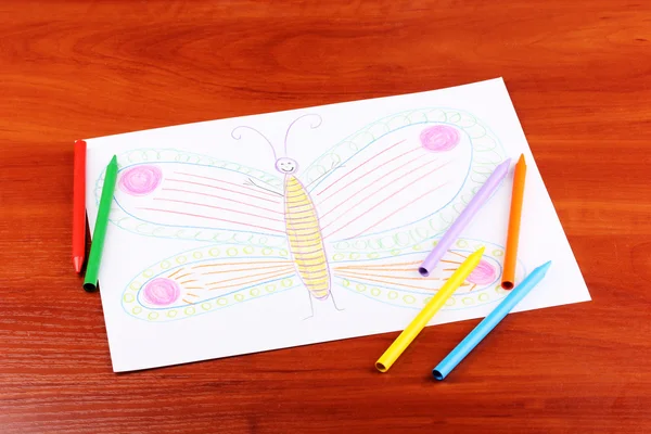 Childrens tekening van de regenboog en potloden op houten achtergrond — Stockfoto