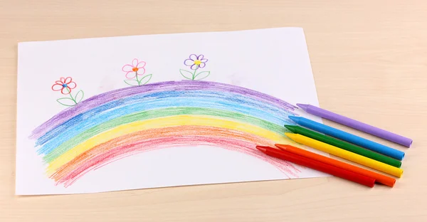 Gökkuşağı ve kalemleri ahşap arka plan üzerinde çizim çocuk — Stok fotoğraf
