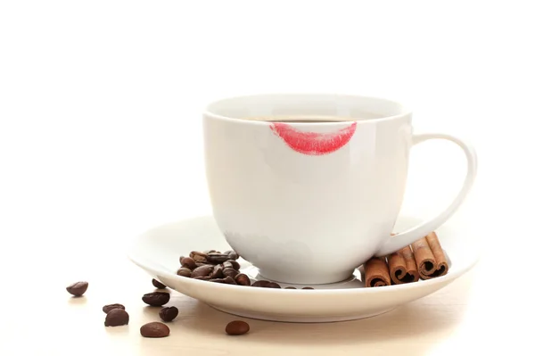 Xícara de café com feijão de marca de batom e paus de canela isolados em branco — Fotografia de Stock