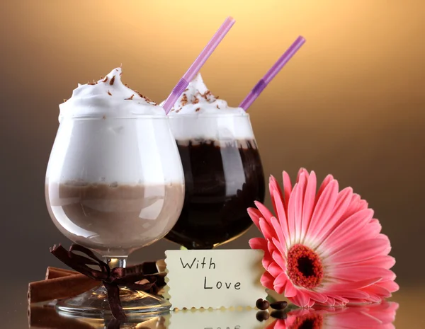 Vasos de cóctel de café y flor de gerberas sobre fondo marrón —  Fotos de Stock