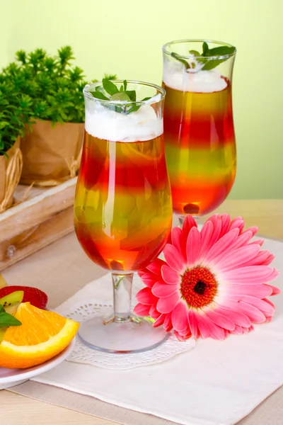 Fruchtgelee in Gläsern und Früchte auf dem Tisch im Café — Stockfoto
