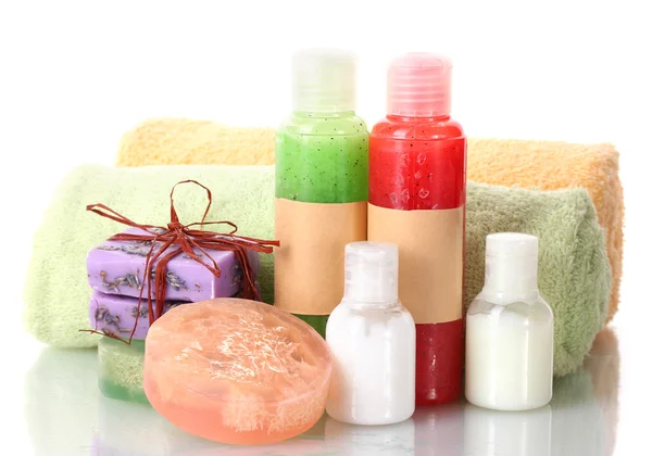 Lahve s křovinami, mýdla a ručníky izolovaných na bílém — Stock fotografie