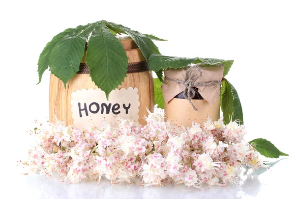 Un barril y un frasco de miel y flores de castaño aisladas sobre fondo blanco —  Fotos de Stock