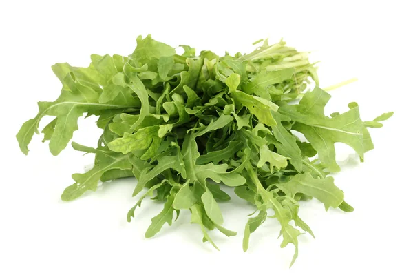 Frischer Rucola-Salat oder Rucola-Salatblätter isoliert auf weiß — Stockfoto