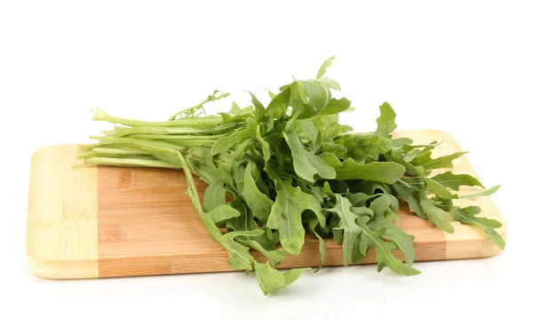 Tuoreet rucola salaattia tai rakettisalaattia lehdet puulevyllä eristetty valkoinen — kuvapankkivalokuva