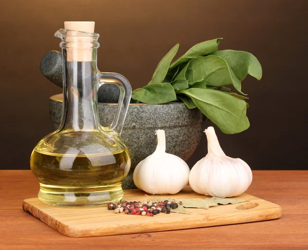 Set de ingredientes y especias para cocinar sobre mesa de madera sobre fondo marrón — Foto de Stock