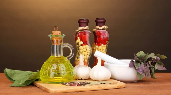 Ainekset ja mauste ruoanlaittoon puupöydällä ruskealla taustalla — kuvapankkivalokuva