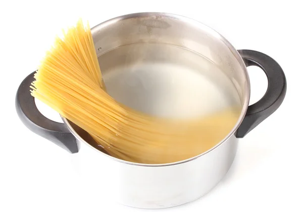 Gotować spagetti na patelni na białe tło zbliżenie — Zdjęcie stockowe