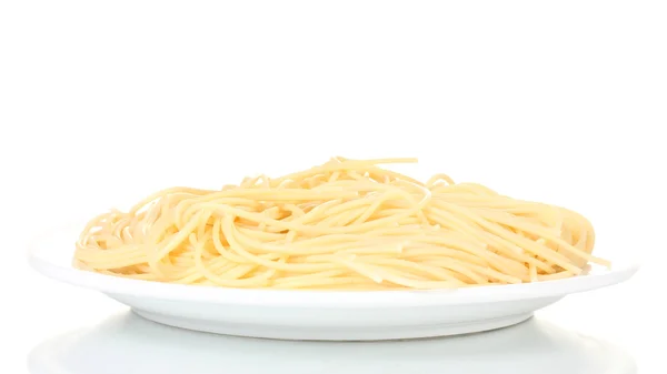 Espaguetis italianos cocidos en un plato blanco aislado sobre blanco — Foto de Stock