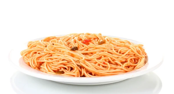 Итальянские спагетти, приготовленные с томатным соусом в белой тарелке, изолированной на белом — стоковое фото