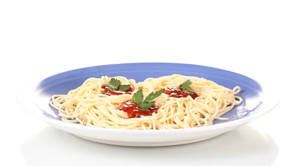 Espaguetis italianos cocidos con salsa de tomate en un plato azul aislado sobre blanco — Foto de Stock