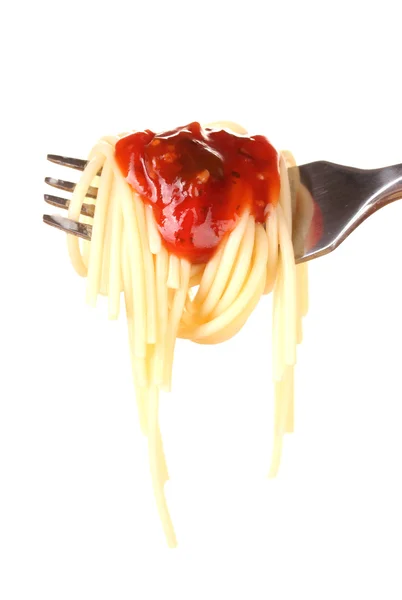 Délicieux spaghettis sur une fourchette gros plan sur fond blanc — Photo