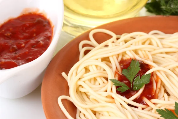 Composizione dei deliziosi spaghetti con salsa di pomodoro e prezzemolo su sfondo bianco primo piano — Foto Stock