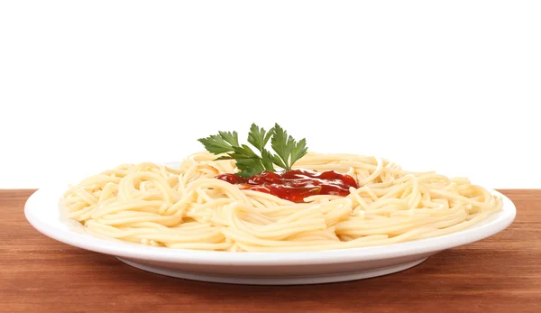इतालवी स्पैगेटी लकड़ी की पृष्ठभूमि पर एक सफेद प्लेट में पकाया — स्टॉक फ़ोटो, इमेज