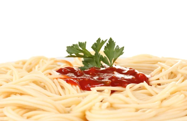 Italienska spagetti kokta i en vit platta på vit bakgrund närbild — Stockfoto