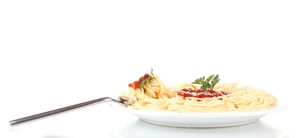 इतालवी स्पैगेटी सफेद पर अलग फोर्क के साथ एक सफेद प्लेट में पकाया गया — स्टॉक फ़ोटो, इमेज