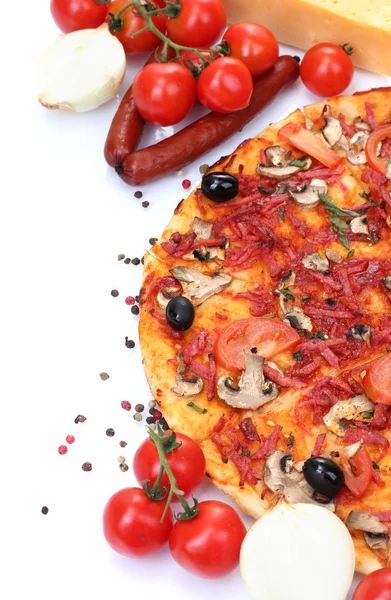 Pyszną pizzę, warzywa i salami na białym tle — Zdjęcie stockowe