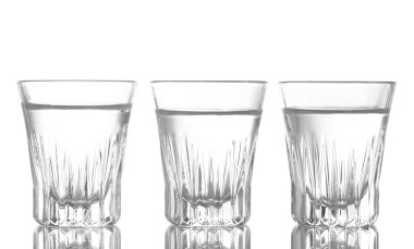Üç bardak votka üzerinde beyaz izole