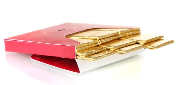 单个嚼口香糖裹上白色隔离的标准红色包装 — 图库照片