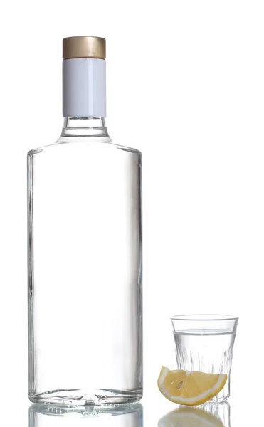 Láhev vodky a skleničku s citronem izolovaných na bílém — Stock fotografie