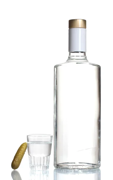 Flasche Wodka und Weinglas mit Gurke isoliert auf weiß — Stockfoto