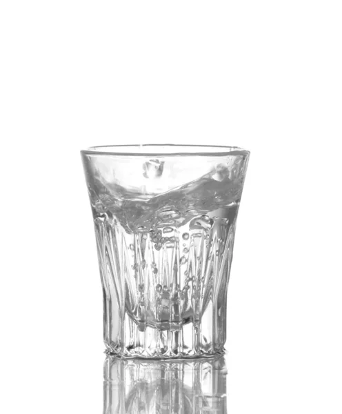 Vodka hälls i ett glas isolerade på vit — Stockfoto