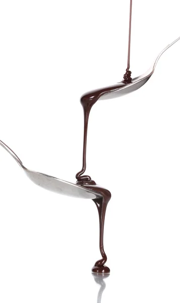 Chocolade gegoten in een lepel en uit het aan een andere lepel geïsoleerd op wit — Stockfoto
