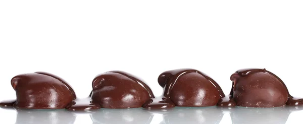 Cioccolato caramellato biscotti versato isolato su bianco — Foto Stock