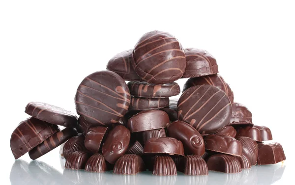 Mange forskjellige sjokoladebiter isolert på hvitt – stockfoto