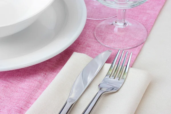Juego de mesa con tenedor, cuchillo, platos y servilleta — Foto de Stock